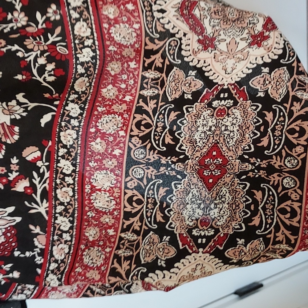 *Black w/ White & Red Floral w/ Lace Accent and Bell Sleeves Size L - Picture 5 of 12